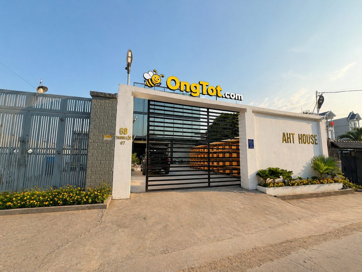 Cổng AHT House — trại ong dú OngTot tại 68 Thạnh Lộc 07, phường An Phú Đông, TP.HCM