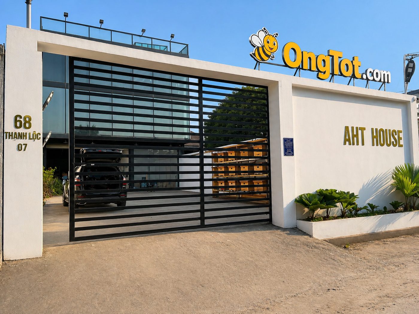 Cổng trại ong dú OngTot phía 68 Thạnh Lộc 07, có biển hiệu OngTot.com nổi bật